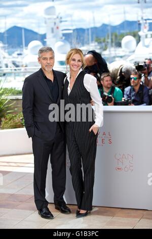 Cannes, Francia. Il 12 maggio 2016. Membro del cast George Clooney (L) e Julia Roberts pongono durante un photocall per il film "denaro Monster' durante la 69a Cannes Film Festival di Cannes, Francia, 12 maggio 2016. Credito: Jin Yu/Xinhua/Alamy Live News Foto Stock