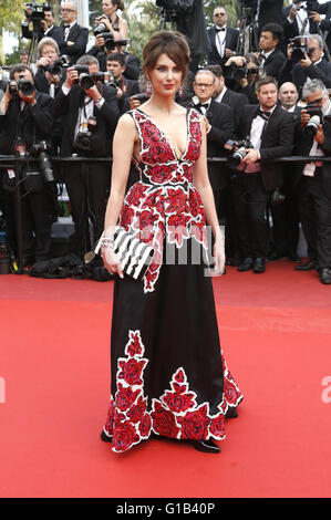 Frederique Bel frequentando il "Cafe Society' premiere e la Serata di Apertura Gala durante la 69a Cannes Film Festival presso il Palais des Festivals a Cannes il Maggio 11, 2016 | Verwendung weltweit Foto Stock