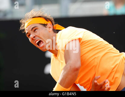 Roma, Italia. Il 12 maggio 2016. Rafael Nadal di Spagna durante il terzo round match del Campionato Italiano Open di tennis della BNL2016 torneo contro Nick Kyrgios di Australia al Foro Italico a Roma, Italia, 12 maggio 2016 Credit: agnfoto/Alamy Live News Foto Stock