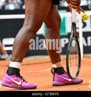 Roma, Italia. Il 12 maggio 2016. Serena Williams NEGLI STATI UNITI D' AMERICA in azione contro Christiana Mchale degli Stati Uniti durante la Internazionali BNL d'Italia 2016 del 12 maggio 2016 in Roma, Italia. Credito: marco iorio/Alamy Live News Foto Stock