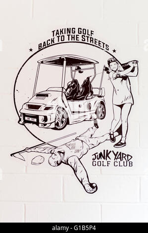 Londra, Regno Unito. Il 12 maggio 2016. Junkyard Golf apre presso la Old Truman Brewery, vicino a Brick Lane nella parte est di Londra e sarà in vigore fino alla fine del mese di agosto. Tre nove buche crazy golf - 'Frank' (Putt Up Or shut up), 'PEDRO' (inquinati Paradiso), e Helga (In Da Club) - sono stati creati al di fuori di spazzatura e le quote e finisce per dare ai giocatori di tutti i livelli di abilità di un romanzo piena di divertimento. Proventi sollevati dalle vendite di golf loveheart occhiali da sole andrà a sostegno di amore Unite, un ente di beneficenza a favore dei bambini in Malawi. Credito: Stephen Chung / Alamy Live News Foto Stock
