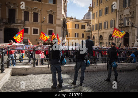 Roma, Italia. Il 12 maggio 2016. Pattuglia di polizia di Piazza Montecitorio durante la protesta a Roma. Circa 200 dipendenti della Compagnia Aerea Meridiana bloccato via del Corso. "Renzi siamo qui, siamo la Meridiana di lavoratori che non si desidera lay off" è lo slogan gridato dalla folla. I manifestanti, con fischi e trombe, si sono radunati davanti al palazzo della casa e dopo gridando in coro "opera", come è scritto sul banner intorno alla processione, si sono seduti sul pavimento evitando che il traffico circolare. Credito: Andrea Ronchini/Pacific Press/Alamy Live News Foto Stock