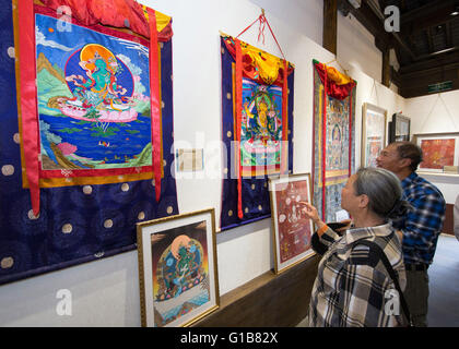 Nanjing, Nanjing, CHN. Il 12 maggio 2016. Nanjing, Cina - 12 Maggio 2016: (solo uso editoriale. Cina OUT ) mostra Thangka dalla contea Gongka Mozhu Yibet in Nanjing il Giardino di Yu. Un thangka, variamente spelta come tangka, thanka o tanka (pronuncia nepalese: [?t??un?ka]; il Tibetano: ?????; Nepal Bhasa: ????) è un buddista tibetano dipinto su cotone o seta appliquÂ¨â ¦, solitamente raffigurante una divinità buddista, scena o mandala. Thangkas sono tradizionalmente mantenuto privo di cornice e arrotolato quando non è sul display, montato su un supporto di materie tessili un po' in stile cinese dipinti di scorrimento, con un ulteriore coperchio di seta Foto Stock