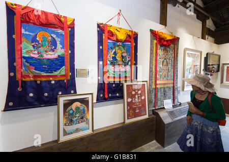 Nanjing, Nanjing, CHN. Il 12 maggio 2016. Nanjing, Cina - 12 Maggio 2016: (solo uso editoriale. Cina OUT ) mostra Thangka dalla contea Gongka Mozhu Yibet in Nanjing il Giardino di Yu. Un thangka, variamente spelta come tangka, thanka o tanka (pronuncia nepalese: [?t??un?ka]; il Tibetano: ?????; Nepal Bhasa: ????) è un buddista tibetano dipinto su cotone o seta appliquÂ¨â ¦, solitamente raffigurante una divinità buddista, scena o mandala. Thangkas sono tradizionalmente mantenuto privo di cornice e arrotolato quando non è sul display, montato su un supporto di materie tessili un po' in stile cinese dipinti di scorrimento, con un ulteriore coperchio di seta Foto Stock