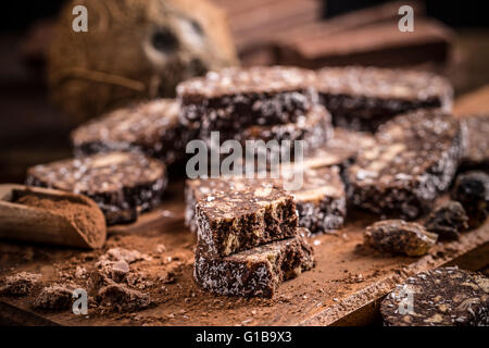 Brown torta al cioccolato con biscotti, fette Foto Stock