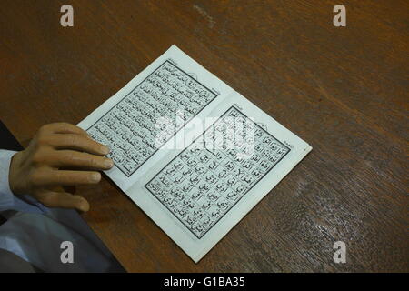 Close-up di un Corano in un modello di una classe all'interno della scuola Al-Ahmadiya Museum, Deira, Dubai, UAE Foto Stock