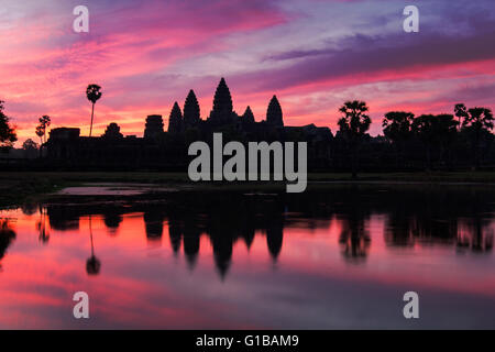 Angkor Wat al drammatico sunrise riflettendo in acqua Foto Stock