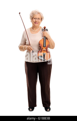 Lunghezza piena ripresa verticale di una donna matura il trattenimento di un violino acustico isolati su sfondo bianco Foto Stock