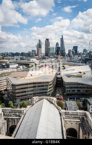 Angolo di Alta Vista di Londra in un cielo blu al giorno. Città di Londra è uno dei principali centri della finanza globale. Foto Stock