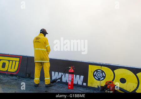 Sydney, Australia. 5 Ottobre, 2015. I driver forniti gli spettatori e giudici il loro miglior burnout durante il 2015 Burnout Maina concorrenza che ha avuto luogo presso la Western Sydney Dragway Internazionale (Sydney Dragway) Foto Stock