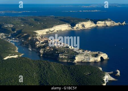 Francia, Corse du Sud, Bonifacio, la cittadella e la città vecchia, le scogliere calcaree, le isole Lavezzi sullo sfondo a destra (vista aerea) Foto Stock
