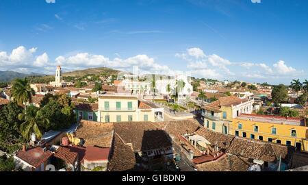 Cuba, Sancti Spiritus Provincia, Trinidad de Cuba elencati come patrimonio mondiale dall' UNESCO, ad alto angolo di visione dell'ex Convento di San Francisco de Assis ora ospita il Museo de la lucha contra Bandidos, l'Escambray La gamma della montagna di sfondo, la Plaza Mayor (piazza principale), il romantico museo (Museo Romantico), la Santissima Trinidad chiesa Foto Stock