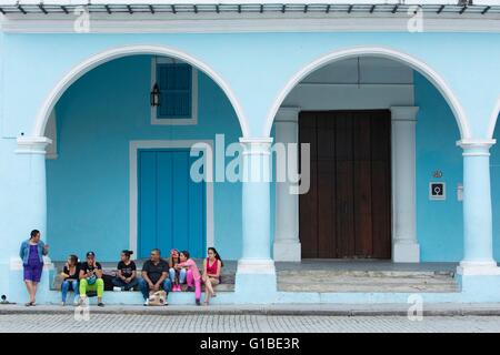 Cuba, Ciudad de la Habana Province, Avana Habana Vieja district elencati come patrimonio mondiale dall'UNESCO, la gente seduta su Plaza Vieja (la piazza vecchia) Foto Stock