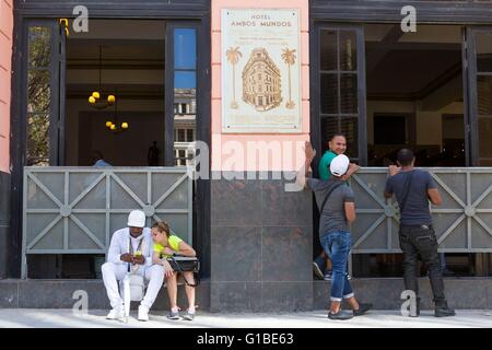 Cuba, Ciudad de la Habana Province, La Havana, La Habana Vieja district elencati come patrimonio mondiale dall' UNESCO, il popolo di fronte Hotel Ambos Mundos Foto Stock