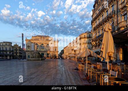 Francia, Herault, Montpellier, centro storico, il Ecusson, Place de la Comedie (Comedy Square), le tre grazie fontana e il teatro dell'opera Foto Stock