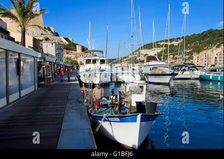 Francia, Corse du Sud, Bonifacio, il porto dominato dalla Cittadella in città alta, fisherman barca Foto Stock