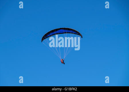 Para gliding con cielo azzurro sfondo Foto Stock