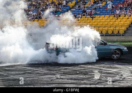 Sydney, Australia. 5 Ottobre, 2015. I driver forniti gli spettatori e giudici il loro miglior burnout durante il 2015 Burnout Maina concorrenza che ha avuto luogo presso la Western Sydney Dragway Internazionale (Sydney Dragway) Foto Stock