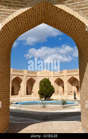 Iran, Yazd provincia, a bordo del Dasht-e Kavir deserto, Kharanaq vecchio borgo, caravanserai risalente al tempo della dinastia di Qajar Foto Stock