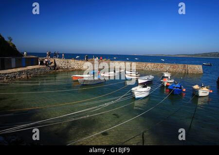 Francia, Manche, Saint Germain des Vaux, barche ormeggiate nel porto Racine Foto Stock