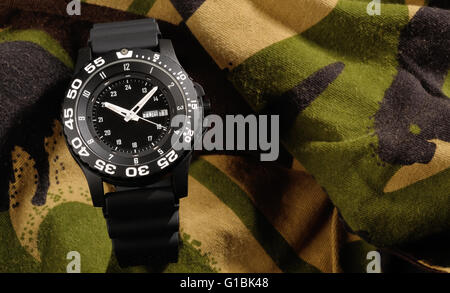 Trizio military watch su Abbigliamento camouflage Foto Stock