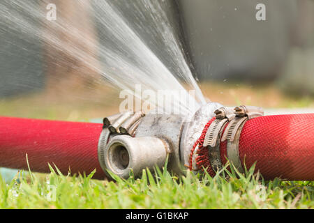 Perdite di acqua dalla pipeline giunti del tubo flessibile. Foto Stock