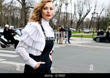 Un ospite alla settimana della moda di Parigi - High-Fashion 2016, Chanel a le Grand-Palais, Parigi Foto Stock