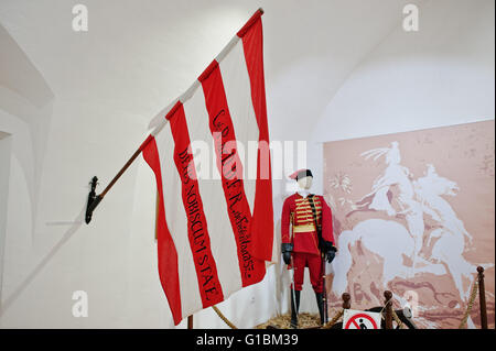 MUKACHEVO,UCRAINA - Aprile 11,2016: il bianco e il rosso bandiera di impero ungherese con iscrizione Deus Nobiscum Stae Foto Stock