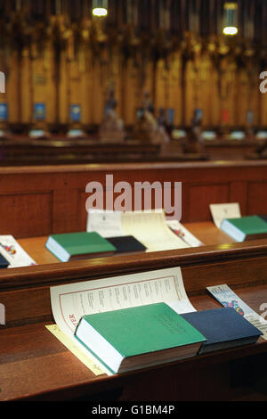 Inno libro sul ripiano in cudiero (coro) di York Minster, Inghilterra. Foto Stock