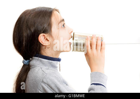 Bambina che parla al telefono costruito con il vaso del frullatore Foto Stock