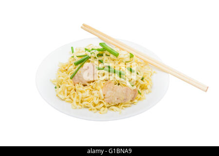 La carne di maiale Chow Mein con bacchette in piastra bianca. isolato su sfondo bianco con tracciato di ritaglio Foto Stock