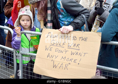 Giovane ragazza e sua madre a non bombardare la Siria protesta al di fuori di Downing Street, Londra, 28 novembre 2015 Foto Stock