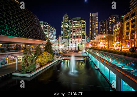 Le fontane e gli edifici moderni a David Pecaut piazza di sera, nel centro cittadino di Toronto, Ontario. Foto Stock