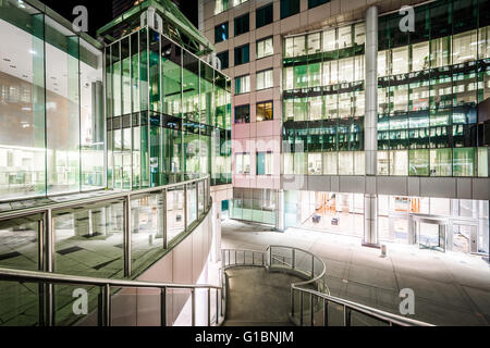 Scale e architettura moderna di notte a David Pecaut Square nel centro cittadino di Toronto, Ontario. Foto Stock