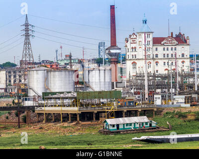 Area industriale visto dal fiume Manaus Brasile Foto Stock