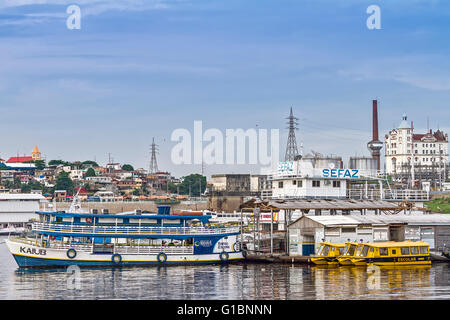 Imbarcazioni da fiume al sito industriale di Manaus Brasile Foto Stock