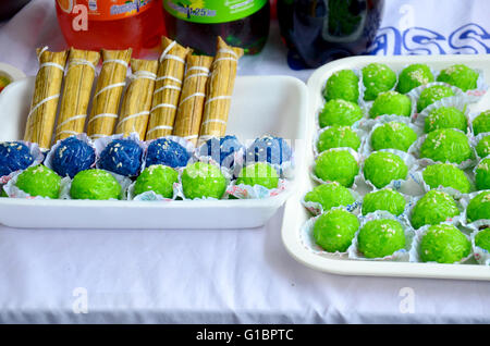 Thai Dessert Ricetta : Pandan dolce aromatizzato traslucido riso gelatinosa o Smeraldo tailandese riso appiccicoso (khao niaw khaew) e banana Foto Stock