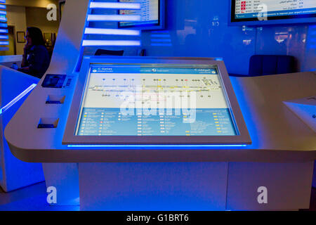 DUBAI - MARZO 14, 2016: Info center in Aeroporto Internazionale di Dubai, UAE. È il più grande edificio dallo spazio a pavimento e mondo l Foto Stock