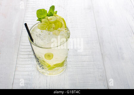 Bicchiere di acqua con uva e ghiaccio Foto Stock