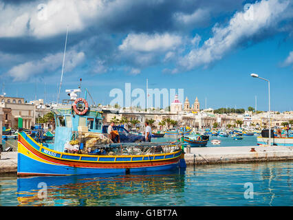 Porto di Marsaxlokk e mediterranei tradizionali barche da pesca in isola di Malta Foto Stock