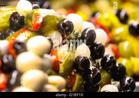 Insalata di olive al tipico spagnolo mercato alimentare Foto Stock