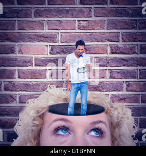 Immagine composita di lunghezza completa dell'uomo grida attraverso il megafono Foto Stock