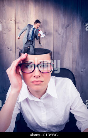 Immagine composita di imprenditore urlando attraverso il megafono Foto Stock
