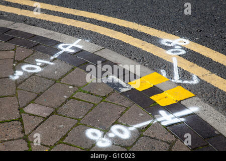 Intervistate della segnaletica stradale e misurazioni delineando alterazione di strade e marciapiedi, Blackpool, Lancashire, Regno Unito suggerendo lavori stradali sono imminenti. Foto Stock