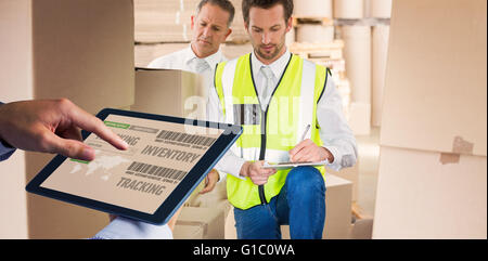 Immagine composita dell'uomo utilizzando tablet pc Foto Stock