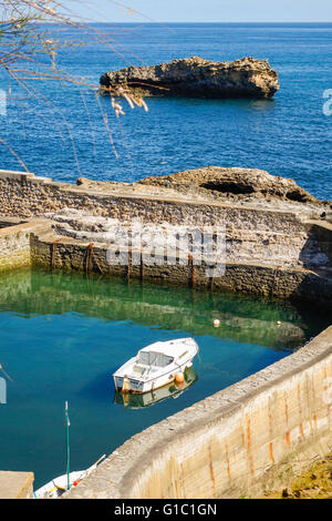 Piccola barca a Port des Pêcheurs, antico porto di pescatori, a Biarritz. Aquitaine, paese basco, Francia. Foto Stock