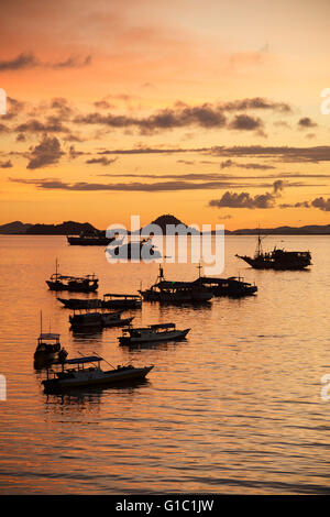 Tramonto con barche di Labuan Bajo port Flores Indonesia Foto Stock