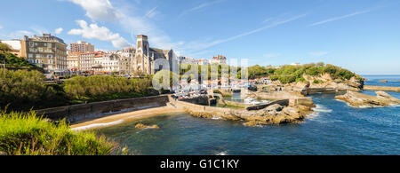 Saint Eugénie chiesa (Église Sainte Eugénie) con il vecchio porto dei pescatori di fronte, a Biarritz. Aquitaine, paese basco, Francia. Foto Stock