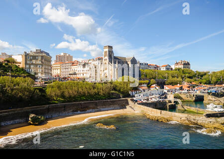 Saint Eugénie chiesa (Église Sainte Eugénie) con il vecchio porto dei pescatori di fronte, a Biarritz. Aquitaine, paese basco, Francia. Foto Stock