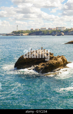 Punto di vista a faro con crocifisso sulla roccia, Aquitaine, paese basco, Biarritz, Francia. Foto Stock